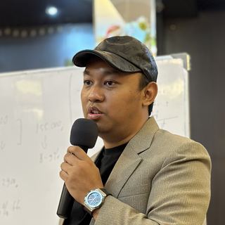 Indra, co-founder Invlinic, saat mengajar